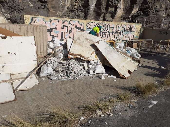 Imagen de archivo de un vertido de escombros depositado en una vía de Jinámar (Foto TA)